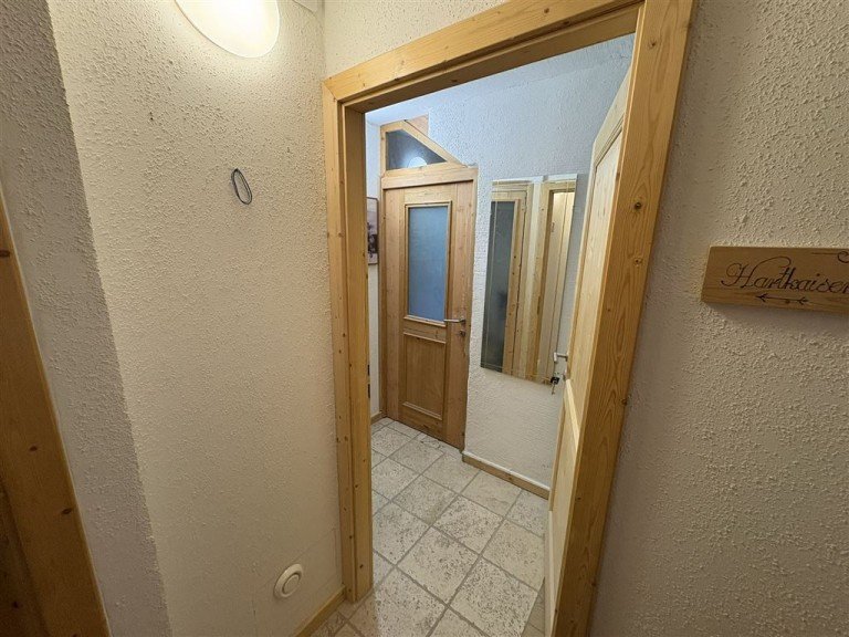 G1-Haupteingang Ellmau Zimmer Ellmau am Golfplatz, kleines und schickes Zimmer mit Diele, Duschbad-WC und S�d-Westbalkon!