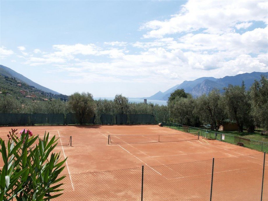 Zwei Tennispl�tze Maisonettewohnung Malcesine