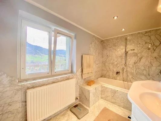 B�der mit Badewanne - Etagenwohnung Going am Widen Kaiser