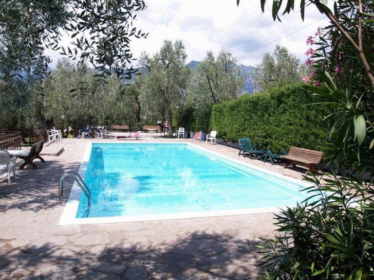 Schwimmbad Malcesine Maisonettewohnung Italien-Malcesine-Gardasee Eigentumswohnung auf zwei Etagen (Haus im Haus) in sch�ner Anlage mit Au�enschwimmbad & Tennisplatz, 900 m zum Zentrum!