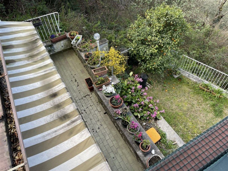 EG-Ausblick vom Balkon auf eigene Gartenanlage Maisonettewohnung Malcesine