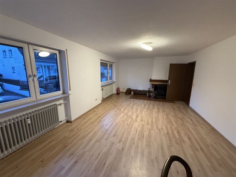EG Wohnzimmer Bild 1 Kaiserslautern Doppelhaush�lfte Kaiserslautern-West Einfamilienhaus (DHH) �ber 3 Etagen, 5 Zimmer, zwei B�der, separate K�che & Esszimmer mit 147 qm und kleinem Garten!