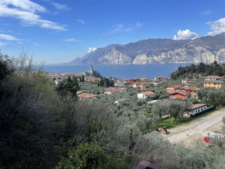 EG-Balkon Malcesine Maisonettewohnung Italien-Malcesine-Gardasee Eigentumswohnung auf zwei Etagen (Haus im Haus) in sch�ner Anlage mit Au�enschwimmbad & Tennisplatz, 900 m zum Zentrum!