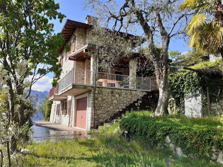 Ansicht 1 Malcesine Haus Gardasee-Malcesine Ein-Zweifamilienhaus - 250 qm WF, Grundst�ck, See und Bergpanoramaaussicht!