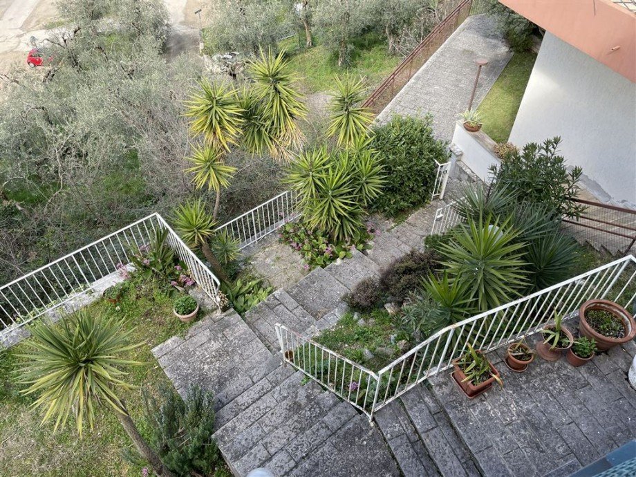 EG-Ausblick vom Balkon auf eigene Gartenanlage (2) Maisonettewohnung Malcesine